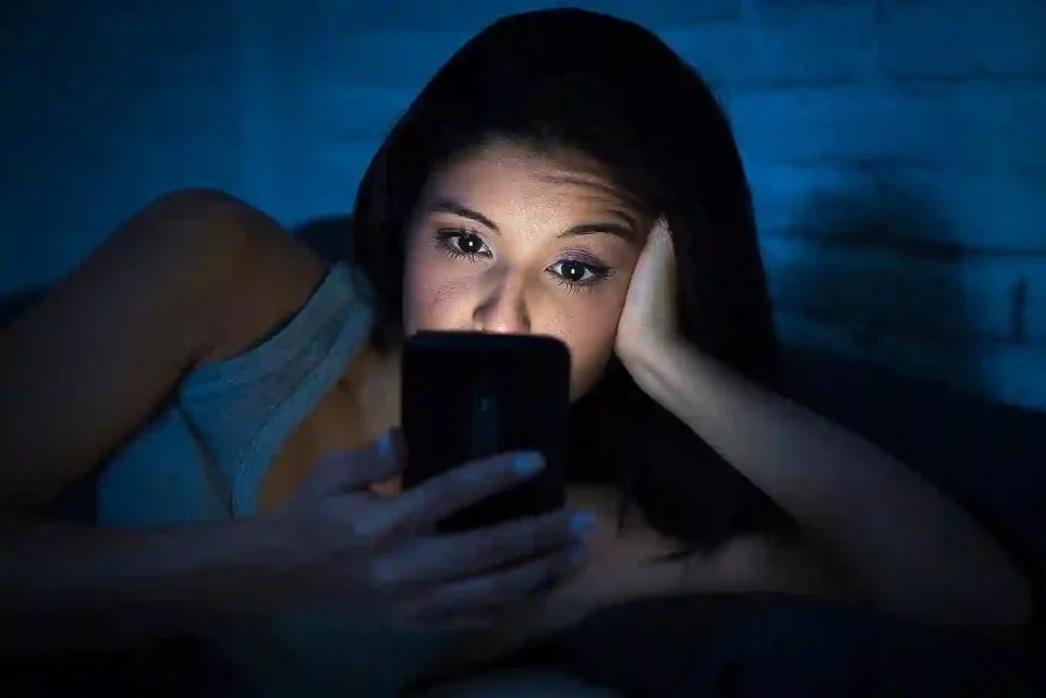 La FOMO induce gli utenti a controllare compulsivamente gli account social, questo provoca frequentemente disturbi del sonno poiché le persone che controllano costantemente i loro dispositivi durante la notte per paura di perdere qualcosa.