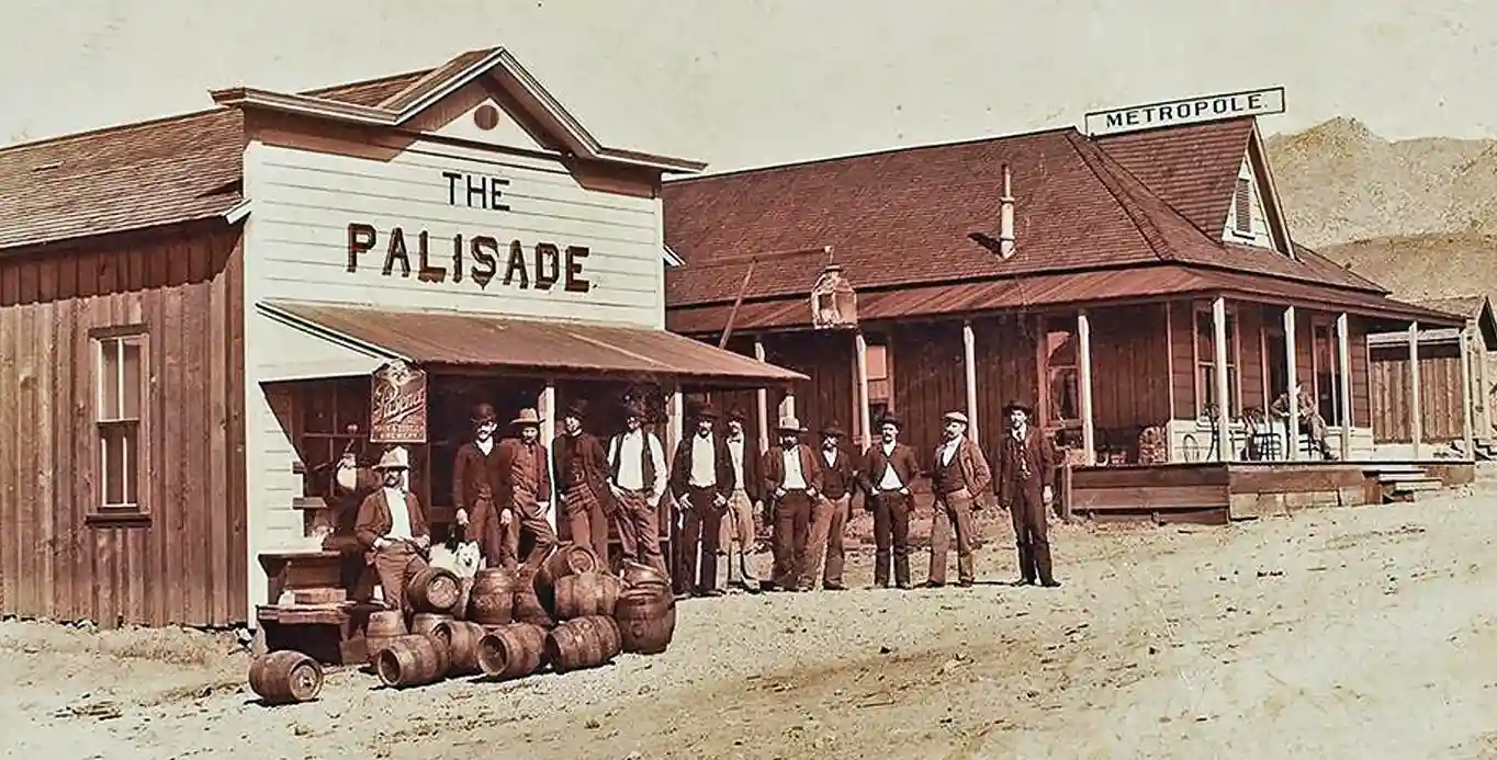 Fallimenti nel marketing. Palisade, nel Nevada, divenne famosa per le sue esibizioni teatrali incentrate sul vecchio West presso la stazione ferroviaria. I passeggeri dei treni però finirono per spaventarsi e questo danneggiò la sua economia.
