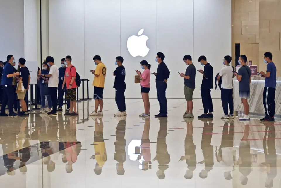 Apple è l'esempio principe del funzionamento dell'Effetto Spirale, molti clienti comprano i suoi prodotti Apple perché percepiscono che “tutti gli altri” li stanno comprando e si "conformano".  