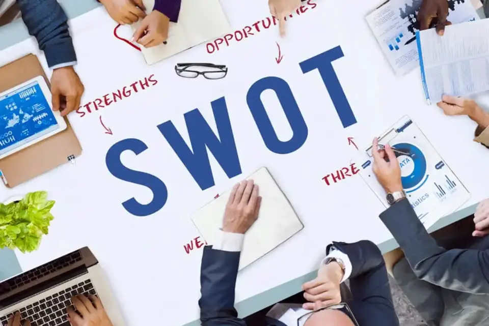 La SWOT Analysis è uno strumento che esamina quattro aspetti fondamentali di un’organizzazione o progetto: Forze (Strengths), Debolezze (Weaknesses), Opportunità (Opportunities) e Minacce (Threats).